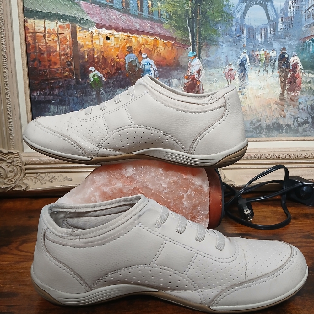 Elegant Cream Sneakers for Women - Picture 4 of 6